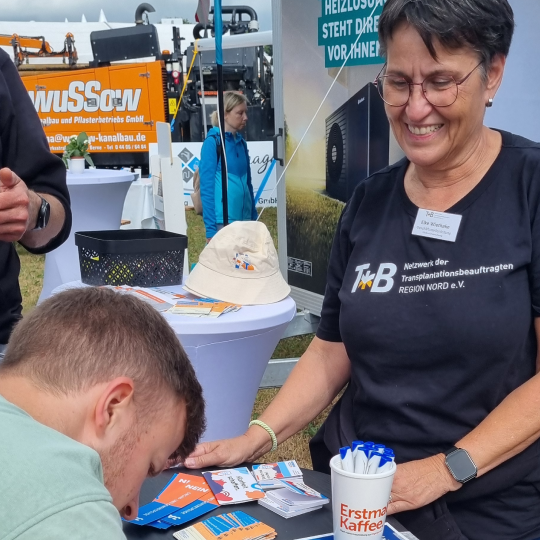 Gespräch am Informationsstand zur Organ- und Gewebespende